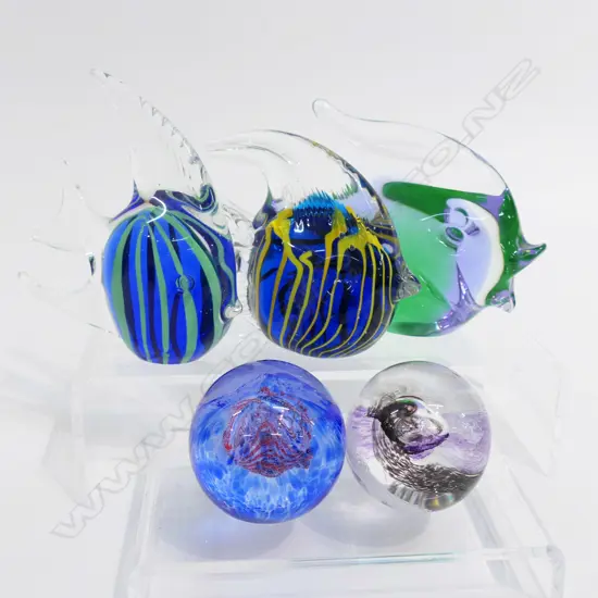 3 ART GLASS FISH (L.180mm) & 2 CAITHNESS MINI PAPERWEIGHTS