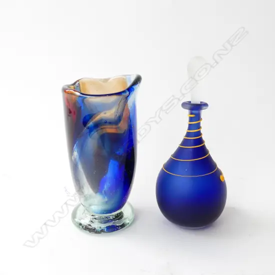 2 PCES ART GLASS; PERFUME BOTTLE & GREG SMITH VASE H.150mm