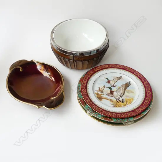 6 PCES CHINA; 4 PLATES, ROUGE ROYALE DISH L.295mm, BOWL IN WOODEN HOLDER