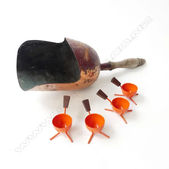 VINTAGE SCOOP WITH 4 OTHERS