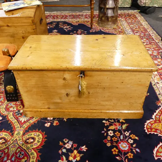 PINE BLANKET BOX W. KEY 840x440x430mm