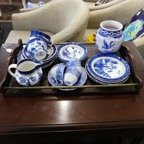 VINTAGE CHIP ART GALLERY TRAY L510 WITH COLLECTION OF MIXED BLUE & WHITE CHINA