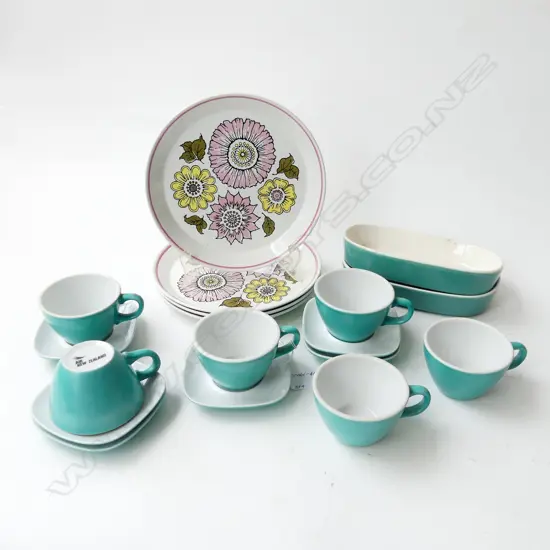  NZ RETRO; AIR NZ 6 C/S & 2 DINNER DISHES & 4 CROWN LYNN SIDE PLATES