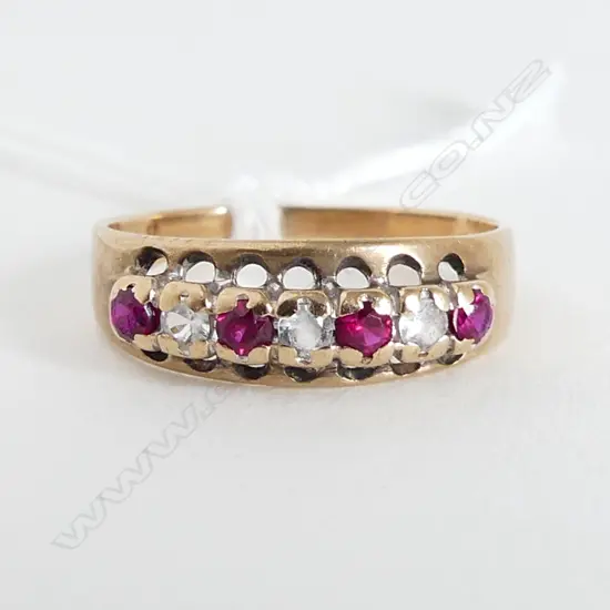 9CT GOLD RED & COLOURLESS GEM SET RING 1.7GMS SIZE L