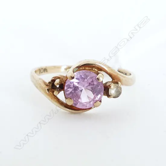 10CT RING, 1 STONE MISSING, 1.6gms SIZE M