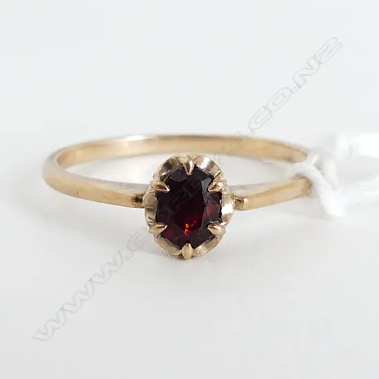 9CT GOLD GARNET SET RING 1.3GMS SIZE O