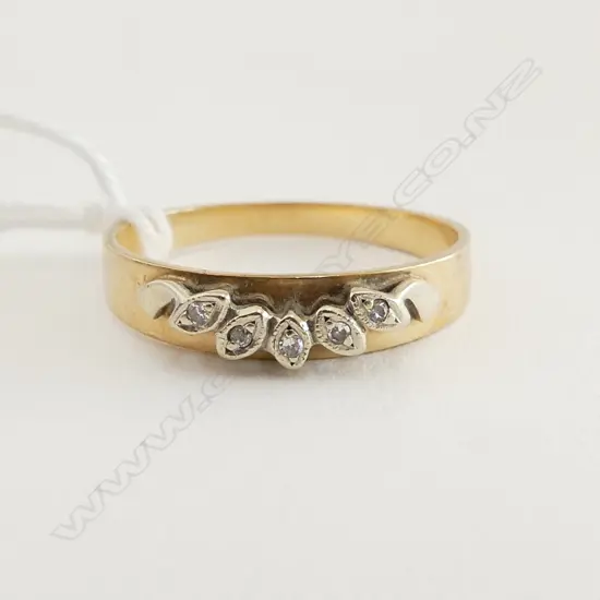 9ct YELLOW GOLD & 5 SMALL DIAMOND RING 2.4gms size P 1/2