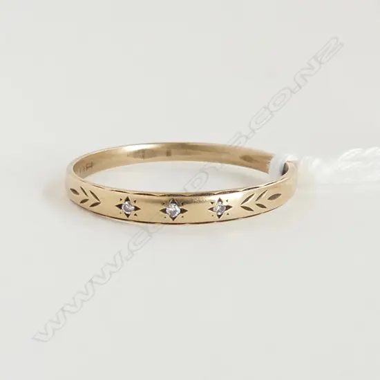 9ct YELLOW GOLD & 3 SMALL DIAMOND FINE BAND SIZE S 1.3gms