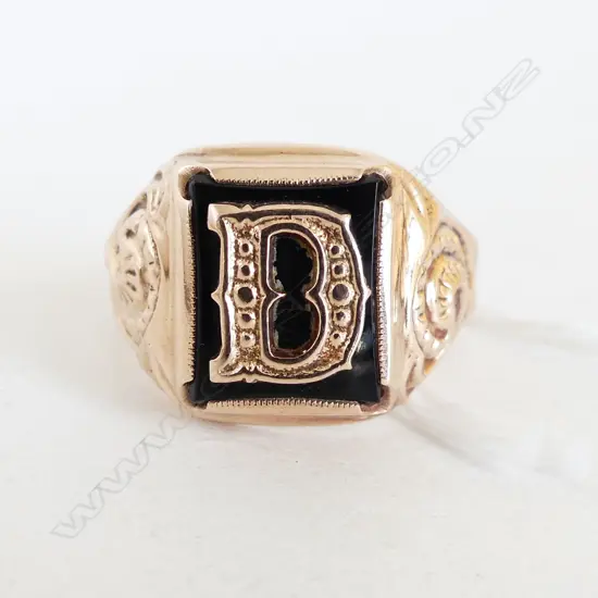 9ct GENT'S SIGNET RING w DECORATED SHOULDERS & LETTER 'D', 8.3gm SIZE W ?