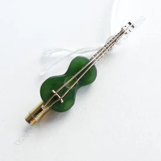 GOLD & GREENSTONE GUITAR PIN BROOCH L.40mm 3.7gms