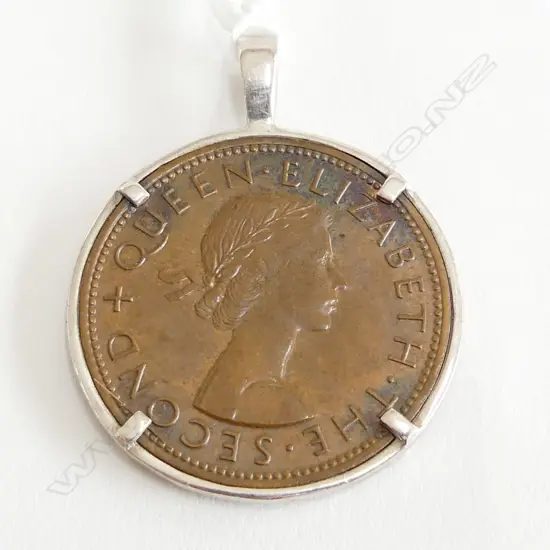 NZ 1958 ONE PENNY COIN IN SILVER CASED PENDENT 