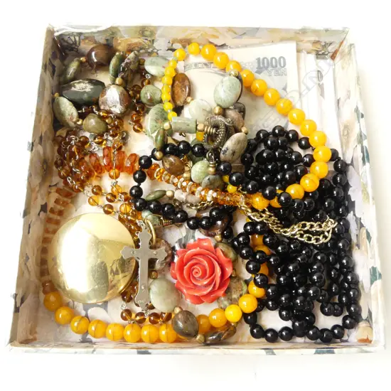 ASST. COSTUME JEWELLERY INCL. BEADS, COMPASS & SOUVENIR YEN NOTES ETC