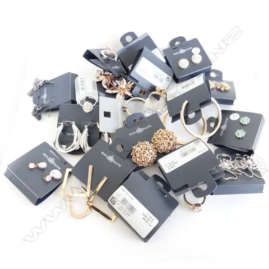 BAG OF NEW/OLD STOCK COSTUME JEWELLERY SOME WITH CZ