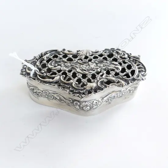 S/SILVER DRESSING TABLE BOX PIECED LID 141GMS