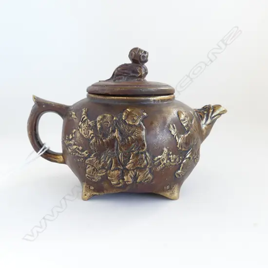 ANTIQUE STYLE CHINESE BRONZE TEAPOT DECORATED w. FIGURES H.75mm 
