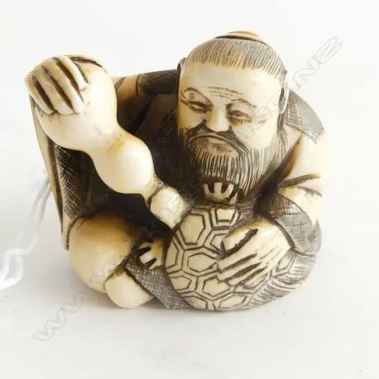 IVORY NETSUKE SIGNED MAN FEEDING TURTLE H40MM