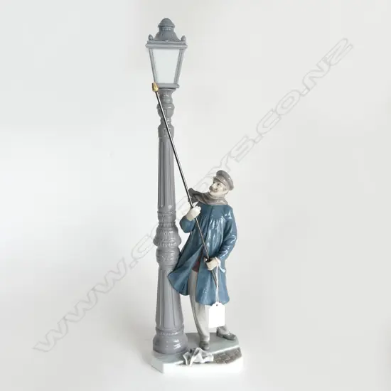 LLADRO #5205 'LAMPLIGHTER' H.475mm