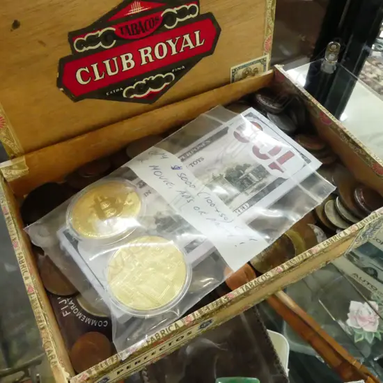 MIXED VINTAGE COIN & NOTE COLLECTION IN CIGAR BOX