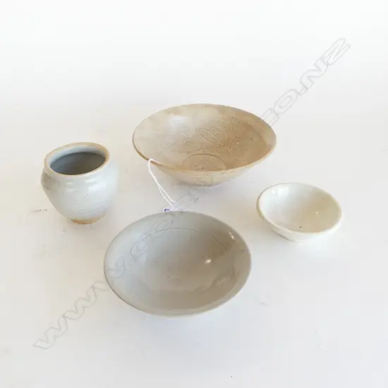 4 ORIENTAL CERAMICS; 3 BOWLS & VASE H.70mm