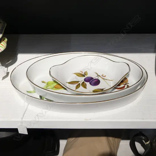 3 ROYAL WORCESTER EVESHAM OVAL DISHES L.370mm