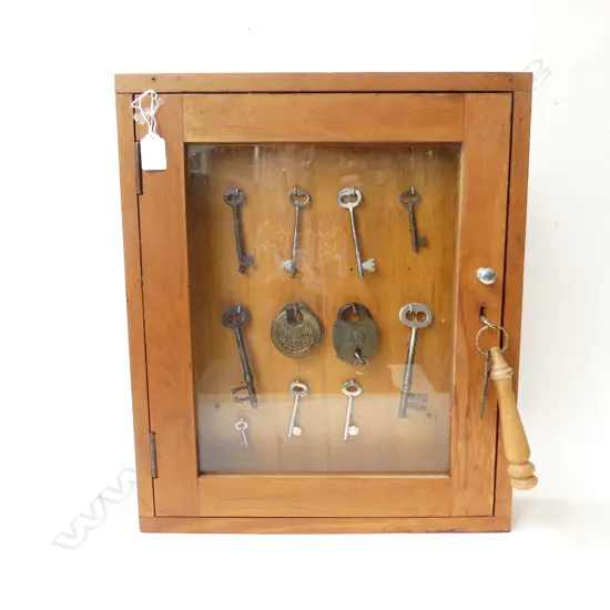 CASED GLAZED DISPLAY OF LOCKS & KEYS 420x85x500mm