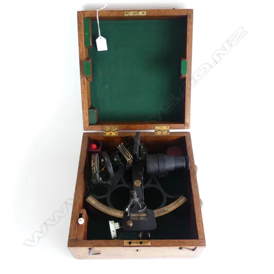 OAK CASED ENGLISH SHIPS SEXTANT 265x275x150mm