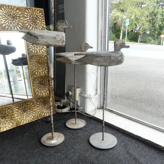 3 RUSTIC WOODEN DUCKS ON METAL STANDS H.830mm