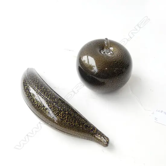 TWO MURANO FRUIT; BANNA & APPLE w. ORIGINAL STICKER TO APPLE, L.20mm