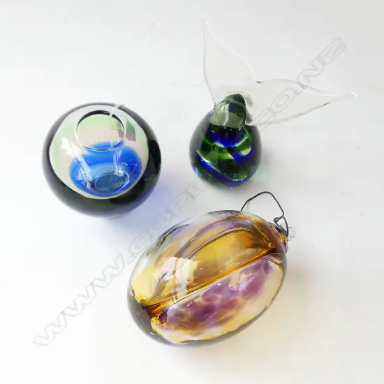 3 PCES ART GLASS; WHALE TAIL PAPER WEIGHT, VASE, ORB HANGING L.170mm