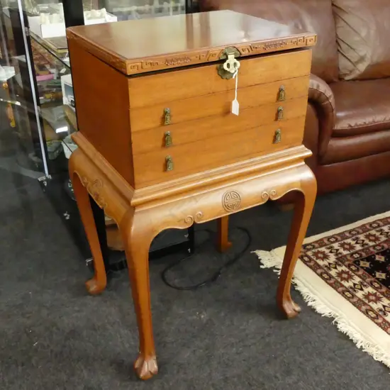 ORIENTAL WOODEN LINED CASE w. 3 DRAWERS on TABLE 590x500x900mm
