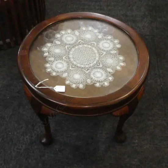 QUEEN ANNE STYLE MAHOGANY SIDE TABLE w. LACE DOILY UNDER GLASS TOP H.375mm, 480mm dia