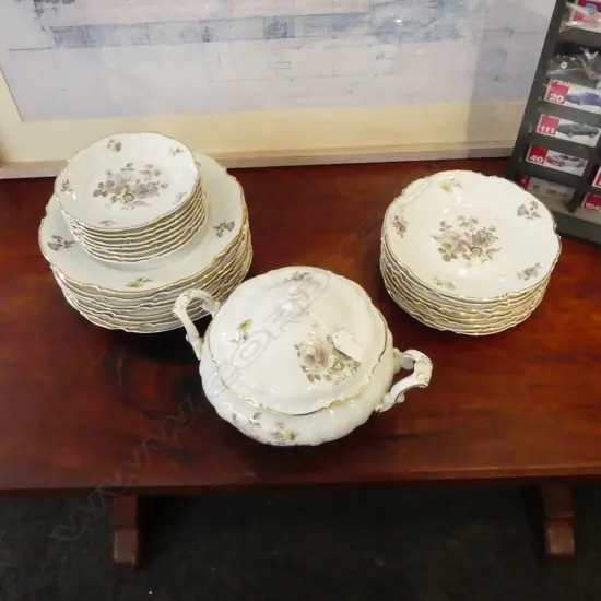 25 PCE / 8 PLACE HUTSCHENREUTHER 'SYLVIA'; 8 DINNER, LUNCH & SIDE PLATES, TUREEN
