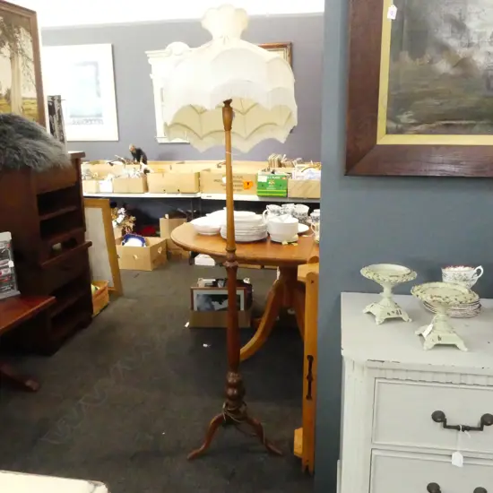 VINTAGE OAK THREE LEG STANDARD LAMP w. SHADE H.500mm