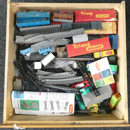 TRIANG 00 GAUGE TRAIN SET  TRACK CARRAGES ENGINE ETC