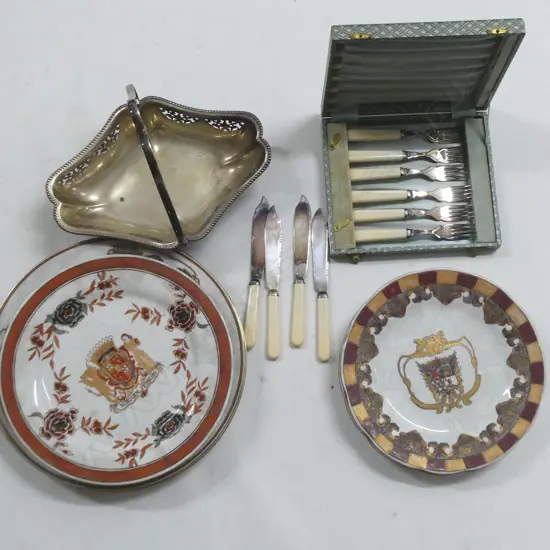 6 ARMOURIAL PLATES EP DISH & BOXED FISH KNIVES