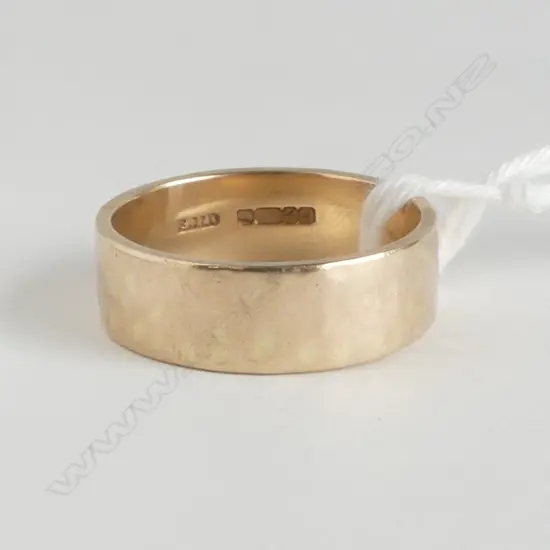 9ct Y/GOLD MILDLY HAMMERED FINISH BAND RING 4.33gms SIZE N 1/2