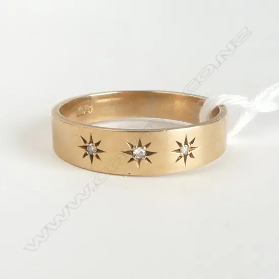 9ct Y/GOLD & 3 SMALL DIAMOND BAND RING 3gms SIZE Q