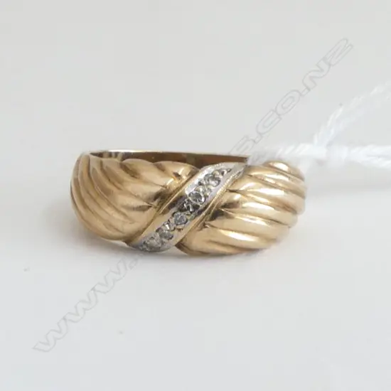 9ct Y/GOLD & SMALL DIAMOND RING. small size G 2.8gms.