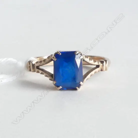 VINTAGE 9ct Y/GOLD & BLUE STONE RING 2.5gms SIZE O