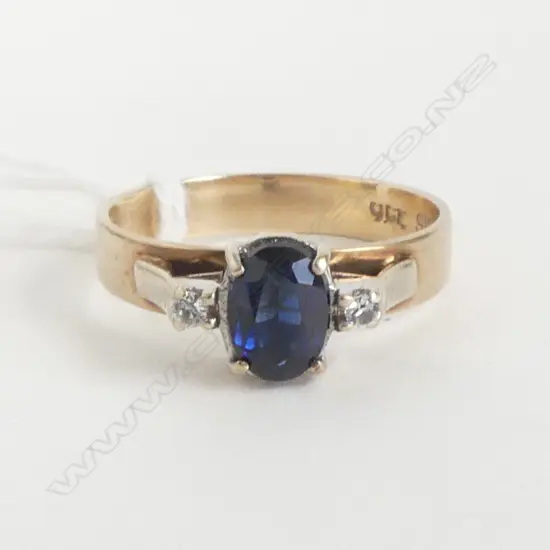 9ct Y/GOLD SYN SAPPHIRE & WHITE STONE RING 3.3gms SIZE P