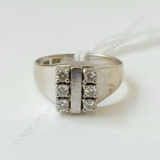 18CT W/G  & DIAMOND VINTAGE RING 3.4gms SIZE O