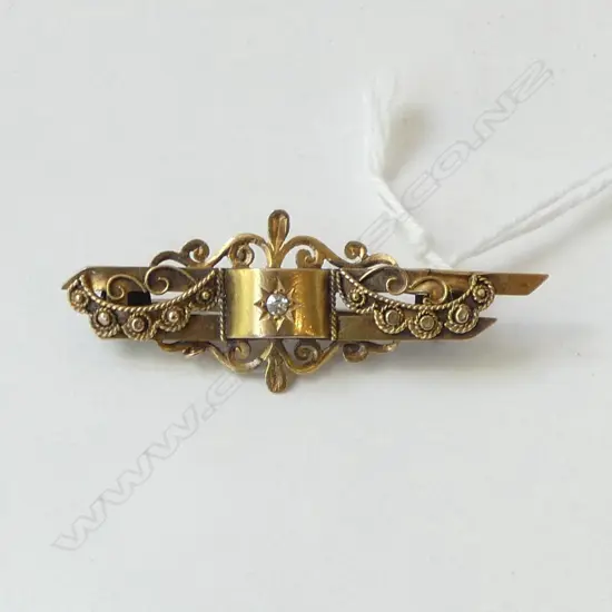 9ct BAR BROOCH w CENTRAL DIAMOND, 3.12gm