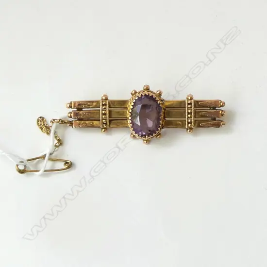9ct AMETHYST BAR BROOCH, 4.90gm
