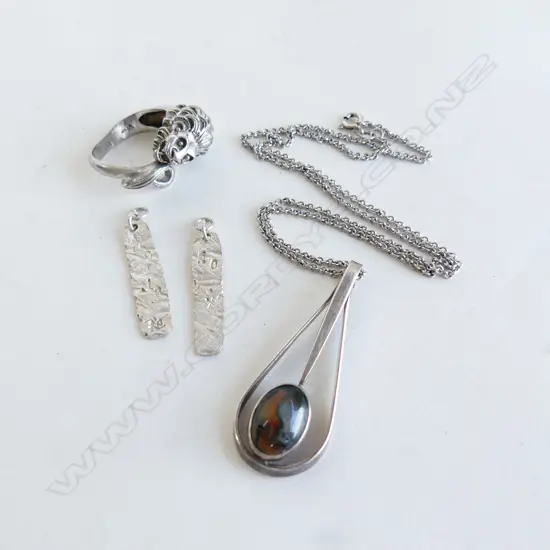 3 PCES SILVER JEWELLERY; LION RING, PENDANT, DECORATIVE EARRINGS