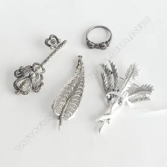 4 SILVER JEWELS: 3 BROOCHES incls. nikau + marcasite + filigree leaf + marcasite ring 