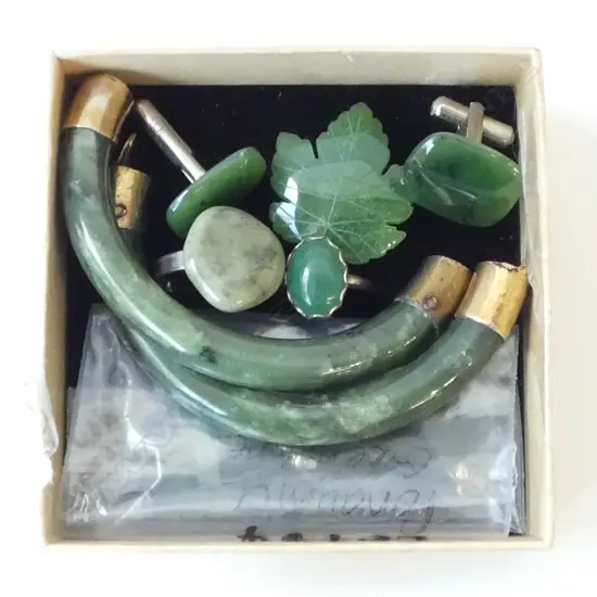 COLLECTION OF GREENSTONE JEWLERY & AF JADE BANGLE