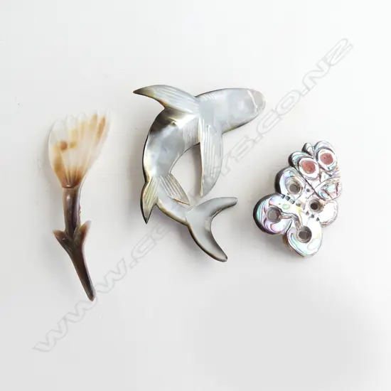 TWO MOP BROOCH w. PAUA HEI TIKI BROOCH L.45mm