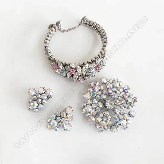 4 PCES DIAMANTE JEWELLERY; BRACELET, BROOCH 60mm dia, PR EARRINGS 
