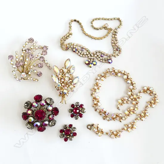 7 PCES DIAMANTE JEWELLERY; 2 NECKLACES, 3 BROOCHES, PR EARRINGS