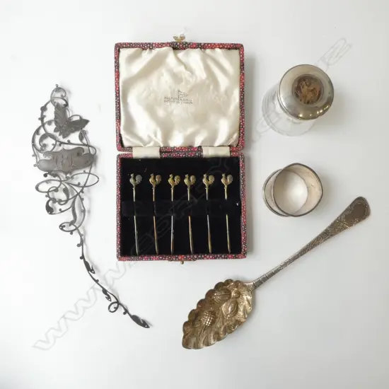 5 PCES SILVER; BERRY SPOON, NAPKIN RING, 6 COCKTAIL STICKS, SCRAP PIECE 94 grms + CONTAINER
